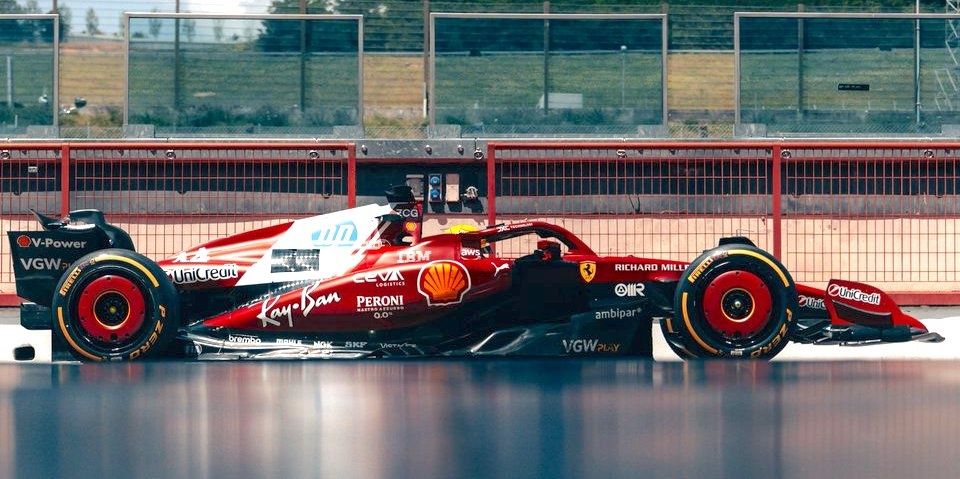 Lewis Hamilton, esce dai box durante il filming day al Mugello