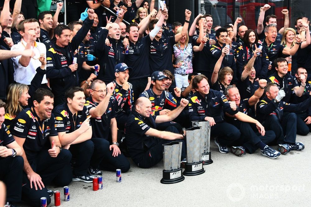 Sebastian Vettel, Red Bull Racing RB7 Renault, Mark Webber, Red Bull Racing RB7 Renault, Christian Horner, Director Red Bull Racing, Adrian Newey, Jefe técnico Red Bull Racing, y el equipo Red Bull celebran un fin de semana perfecto.