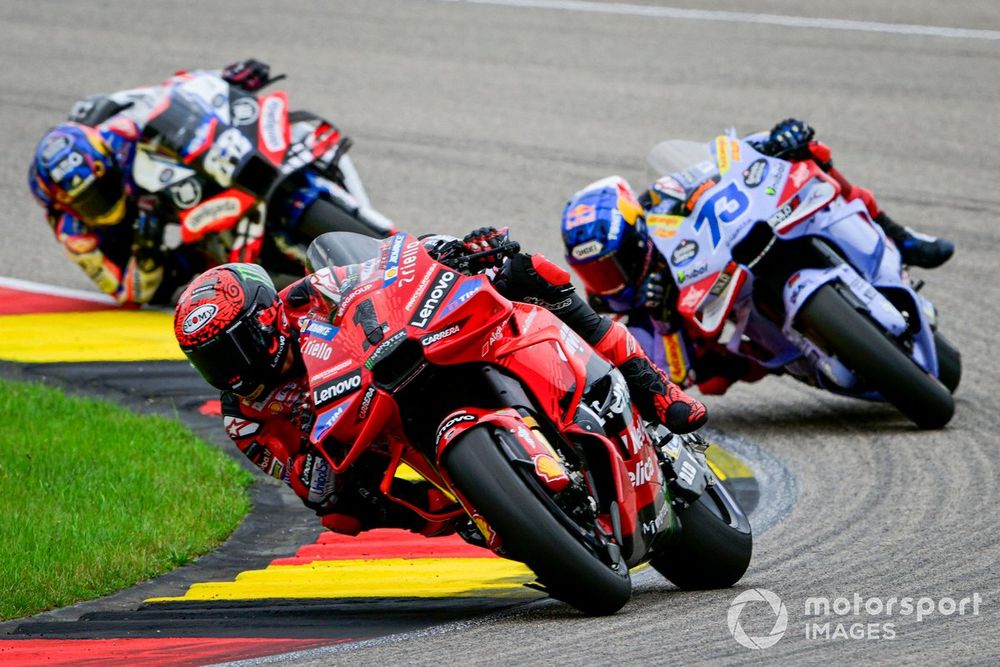 Bagnaia gana, Martín se cae y doblete en el podio para los Márquez