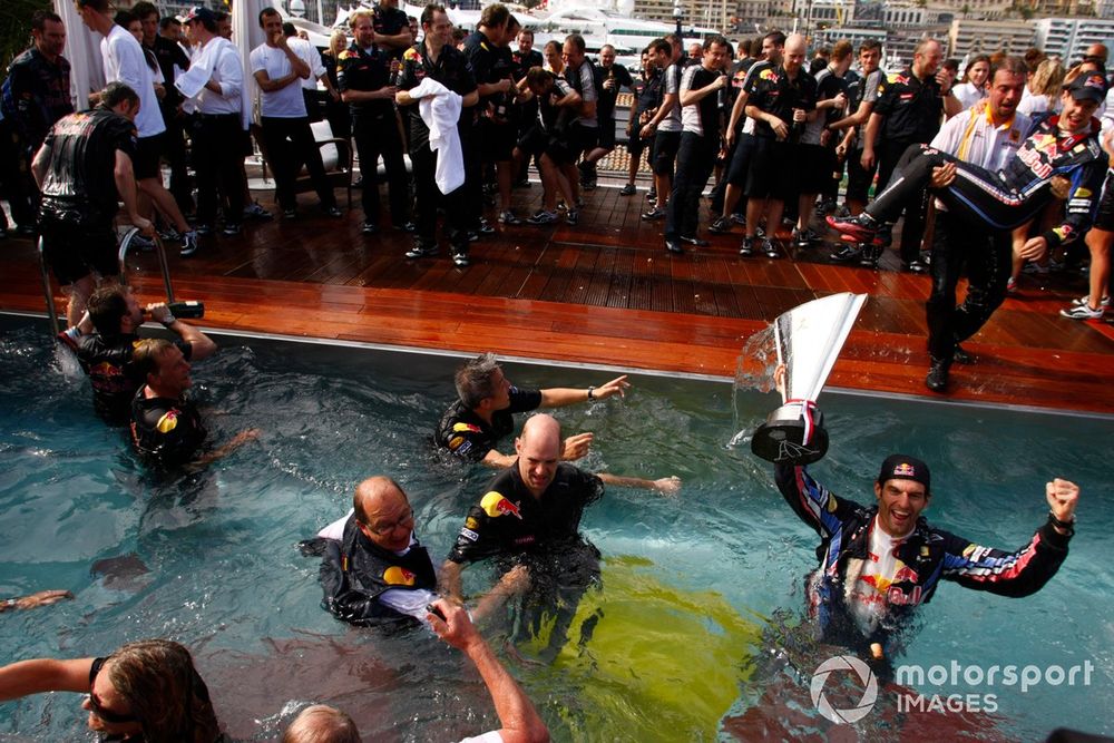 Mark Webber, Red Bull Racing RB6 Renault, 1ª posición, en una piscina con su trofeo