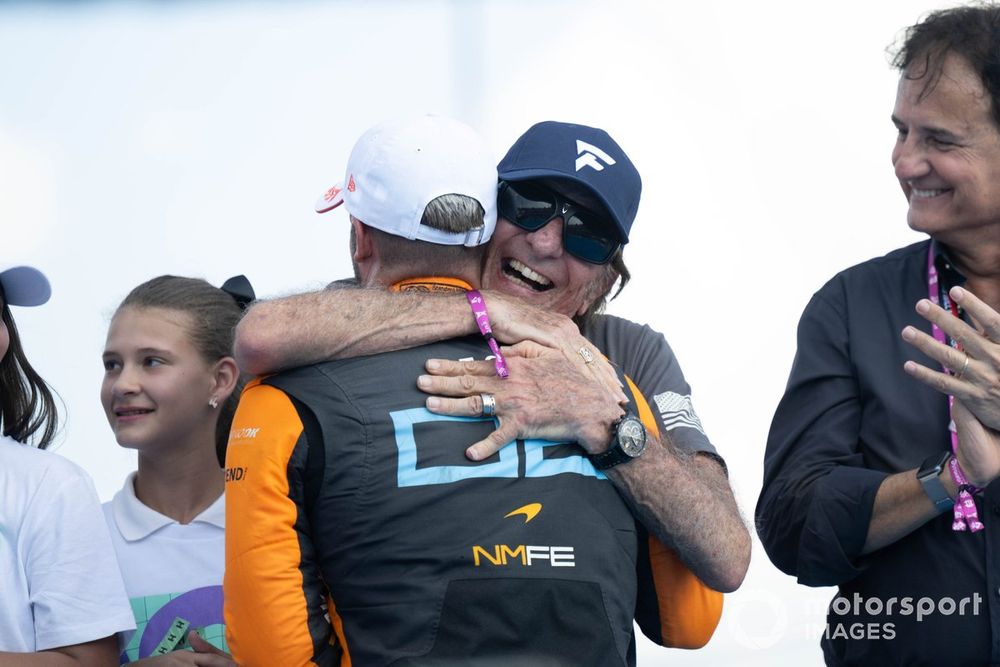 Sam Bird, NEOM McLaren Formula E Team, es felicitado por Emerson Fittipaldi