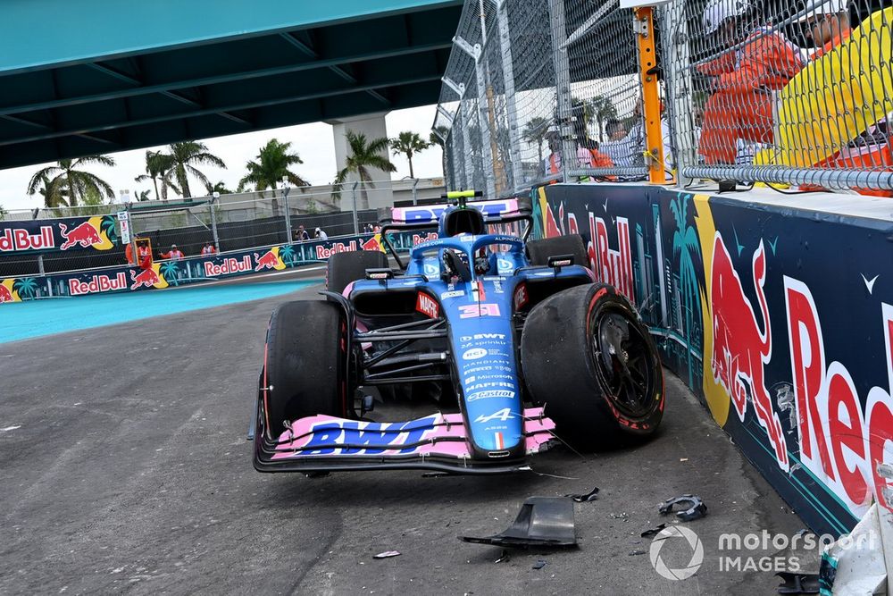 Esteban Ocon, Alpine A522, crashes out