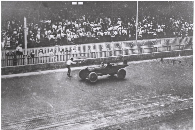 Bandera a cuadros para Ray Harroun in 1911