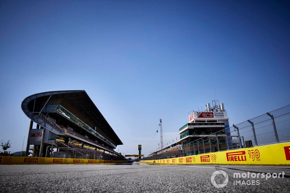 Il rettilineo dei box di Barcellona
