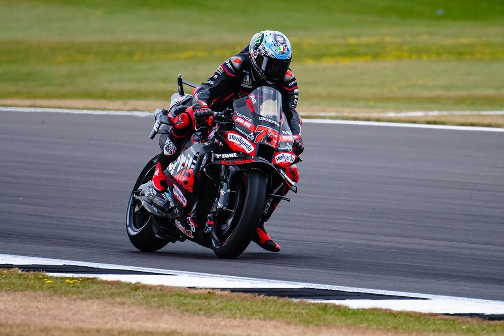 Bezzecchi lleva a Aprilia a la victoria en una carrera absolutamente loca