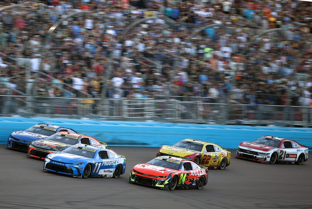 Kyle Larson, Hendrick Motorsports Chevrolet, Chase Briscoe, Joe Gibbs Racing Toyota, Denny Hamlin, Joe Gibbs Racing Toyota, William Byron, Hendrick Motorsports Chevrolet