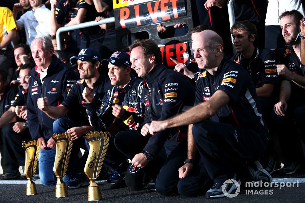 Sebastian Vettel, Mark Webber, Christian Horner, Director, Adrian Newey, jefe técnico Red Bull Racing, y el equipo celebran