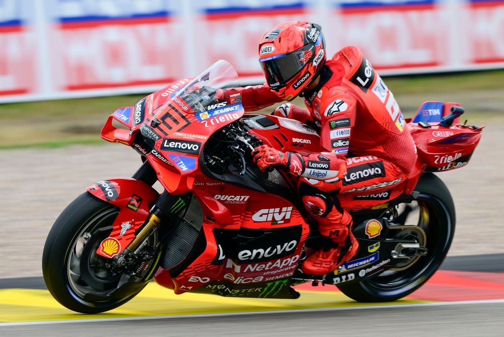 Márquez esquiva el caos para pasar el rodillo y extender su dominio en Sachsenring