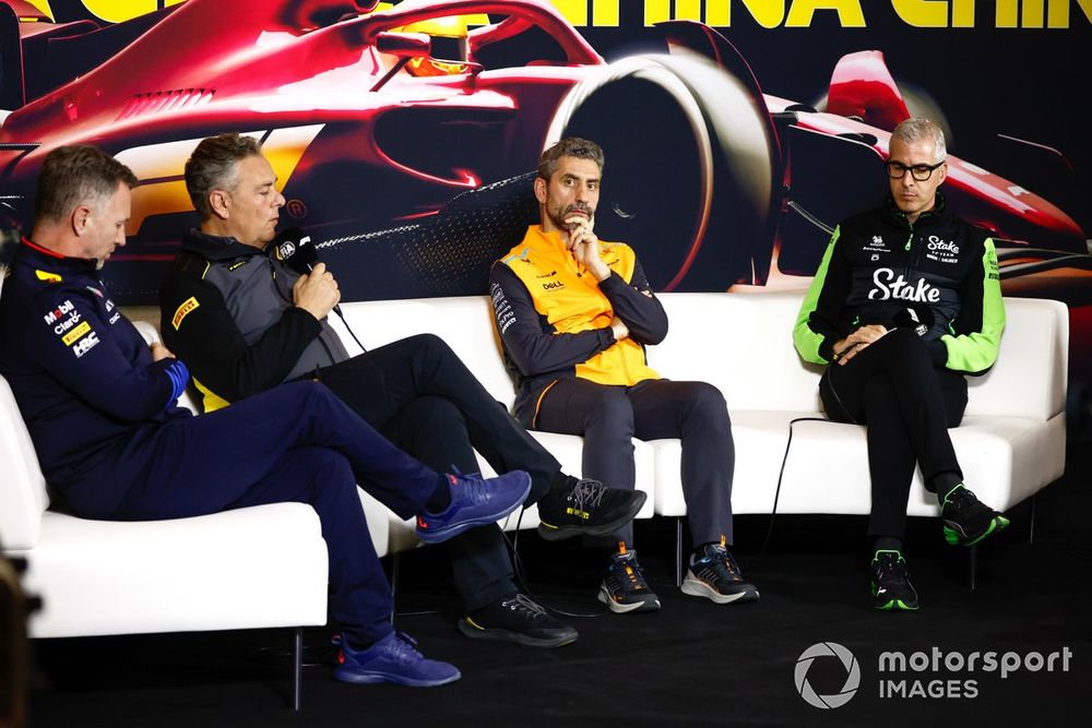 Christian Horner, director de equipo, Red Bull Racing, Mario Isola, director de carreras, Pirelli Motorsport, Andrea Stella, director de equipo, McLaren F1 Team, Alessandro Alunni Bravi, representante de equipo, Stake F1 Team Kick Sauber