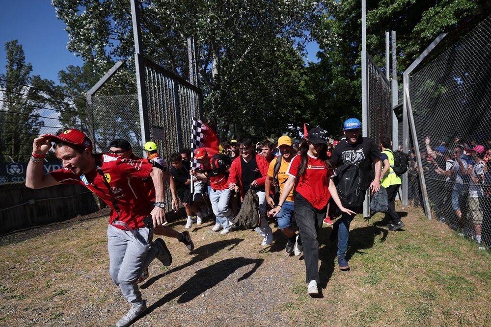 I tifosi entrano sul circuito per la cerimonia del podio