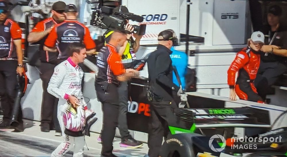 Santino Ferrucci y Kyle Kirkwood en el pitlane