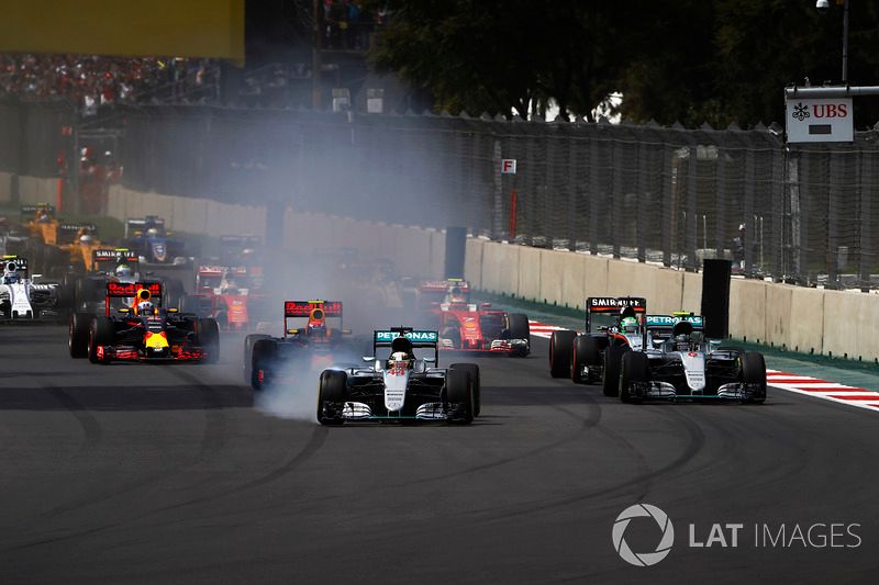 Lewis Hamilton, Mercedes F1 W07 Hybrid, bloquea los frenos en la salida por delante de Nico Rosberg, Mercedes F1 W07 Hybrid, Max Verstappen, Red Bull Racing RB12 TAG Heuer, Nico Hülkenberg, Force India VJM09 Mercedes, y Daniel Ricciardo, Red Bull Racing RB12 TAG Heuer.