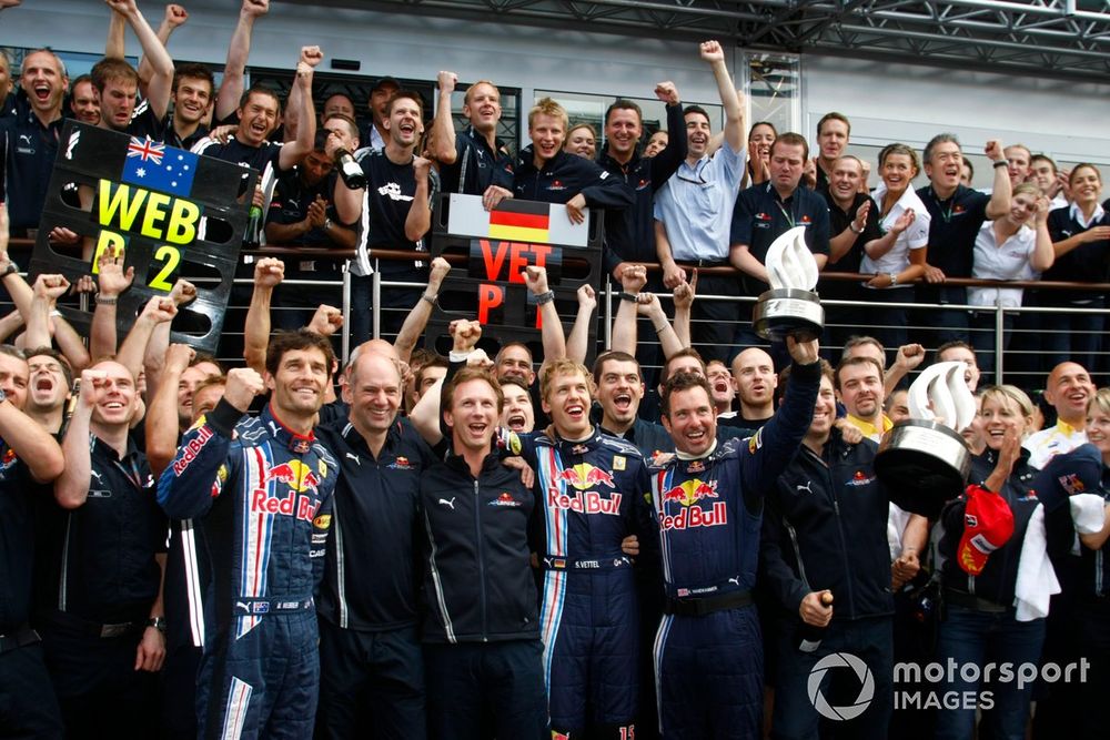 Mark Webber, Red Bull Racing RB5 Renault, Adrian Newey, Director Técnico, Red Bull Technology, Christian Horner, Director del Equipo, Red Bull Racing, Sebastian Vettel, Red Bull Racing RB5 Renault y Kenny Handkammer, Jefe de Mecánicos, Red Bull Racing celebran después de conseguir un 1-2 final.