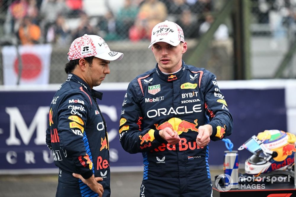 Sergio Pérez yMax Verstappen, Red Bull Racing conversan tras la clasificación en Suzuka.