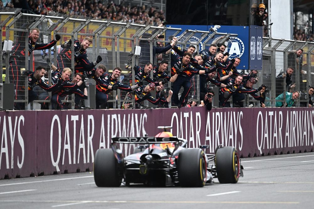 Max Verstappen domineerde in Baku en liep flink in op kampioenschapsleider Oscar Piastri.