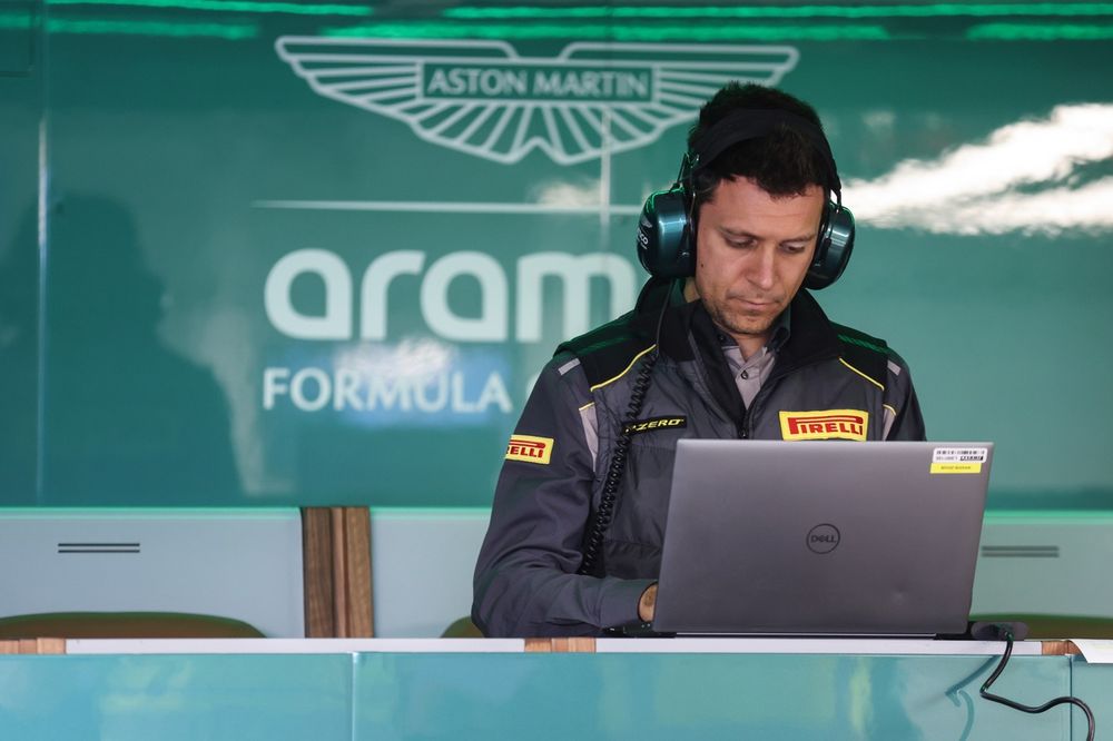 Ingeniero de Pirelli, prueba de Pirelli en Silverstone