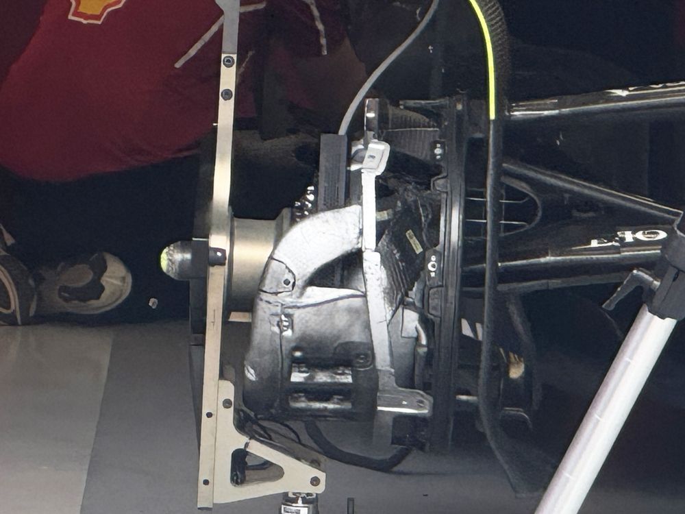Ferrari SF-25, dettaglio dei freni anteriori con le prese maggiorate