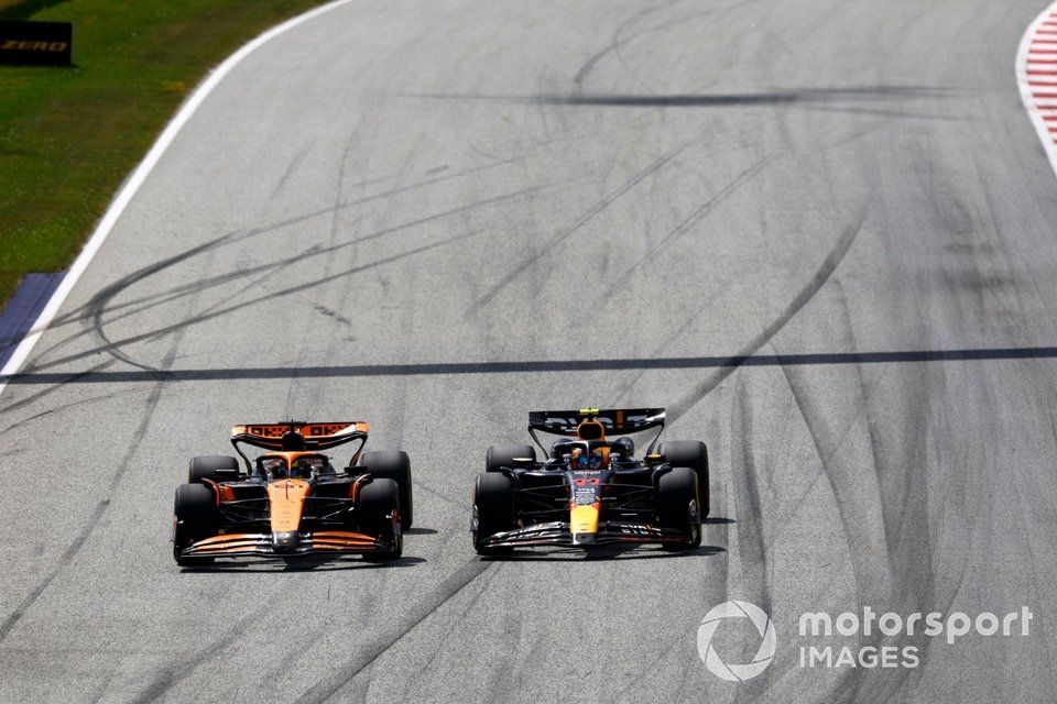 Oscar Piastri, McLaren MCL38, lucha con Sergio Pérez, Red Bull Racing RB20