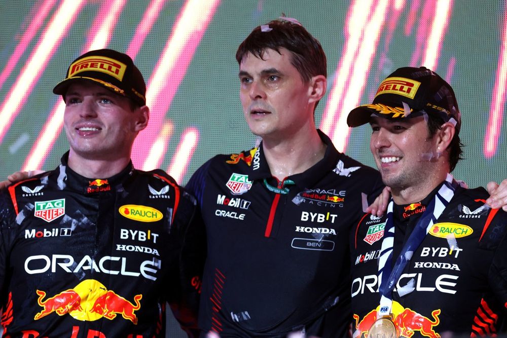 Podio: segundo lugar Max Verstappen, Red Bull Racing, Ben Waterhouse, Jefe de Ingeniería de Rendimiento en Red Bull Racing, y el ganador de la carrera Sergio Pérez, Red Bull Racing