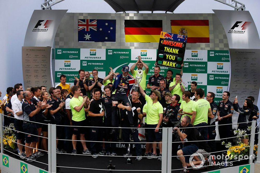 El equipo de Red Bull celebra un año fantástico de carreras en el podio y agradece a Mark Webber, de Red Bull Racing, por su servicio