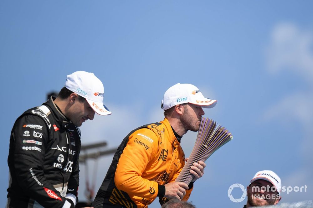 Podio: ganador Sam Bird, NEOM McLaren Formula E Team