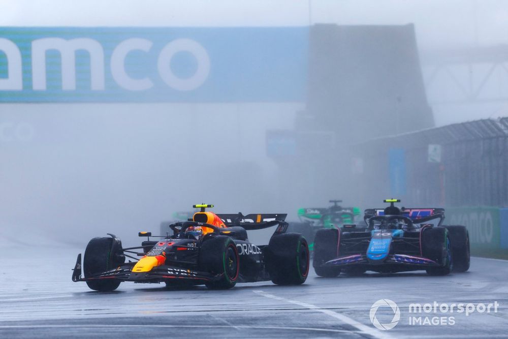 Sergio Pérez, Red Bull Racing RB20 Pierre Gasly, Alpine A524, durante el GP de Canadá 2024.