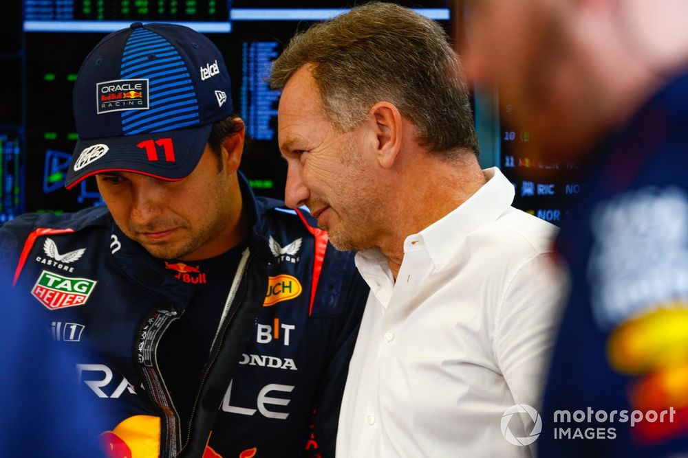 Sergio Pérez, Red Bull, habla con su director Christian Horner