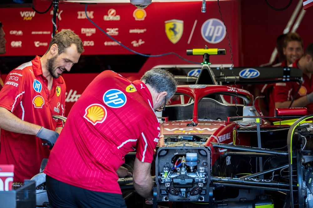 Ferrari SF-25 and engineers