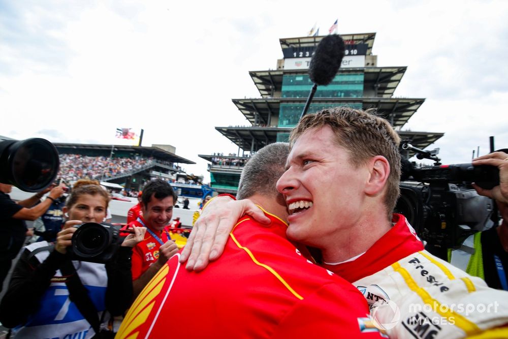 Josef Newgarden, Team Penske Chevrolet, celebra su victoria en Indy 500 2024.