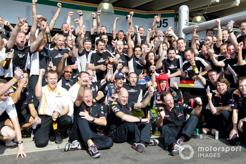 Christian Horner, director del equipo Red Bull Racing, Adrian Newey, director técnico de Red Bull Racing, Mark Webber, Red Bull Racing RB6 Renault, 2ª posición, y Sebastian Vettel, Red Bull Racing RB6 Renault, 1ª posición, celebran con el equipo Red Bull su primer Título de Constructores