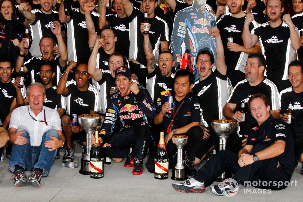 Sebastian Vettel, Red Bull Racing RB6 Renault celebra con el equipo Red Bull