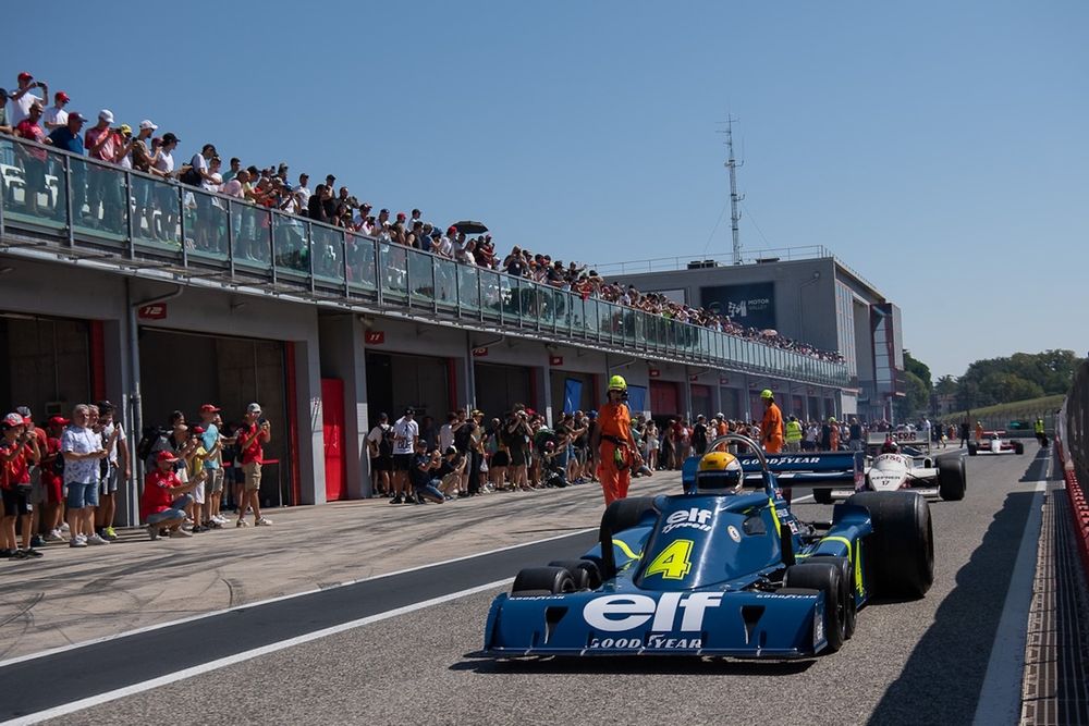 Pierluigi Martini sobre la Tyrrell P34 de seis ruedas