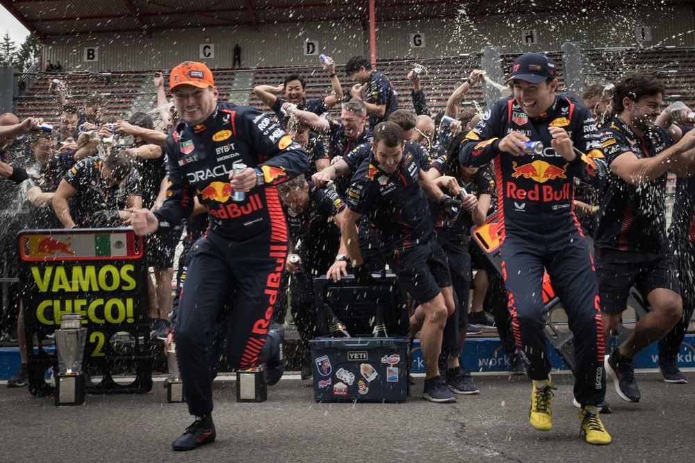 Max Verstappen, Red Bull Racing, Sergio Pérez, Red Bull Racing y miembros del equipo celebran