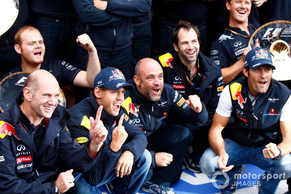 Adrian Newey, Director Técnico de Red Bull Racing, Sebastian Vettel, Red Bull Racing RB7 Renault, y el equipo celebran la victoria.
