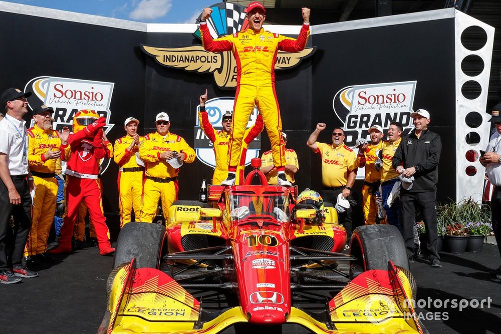 Alex Palou, Chip Ganassi Racing Honda celebra en la línea de victoria