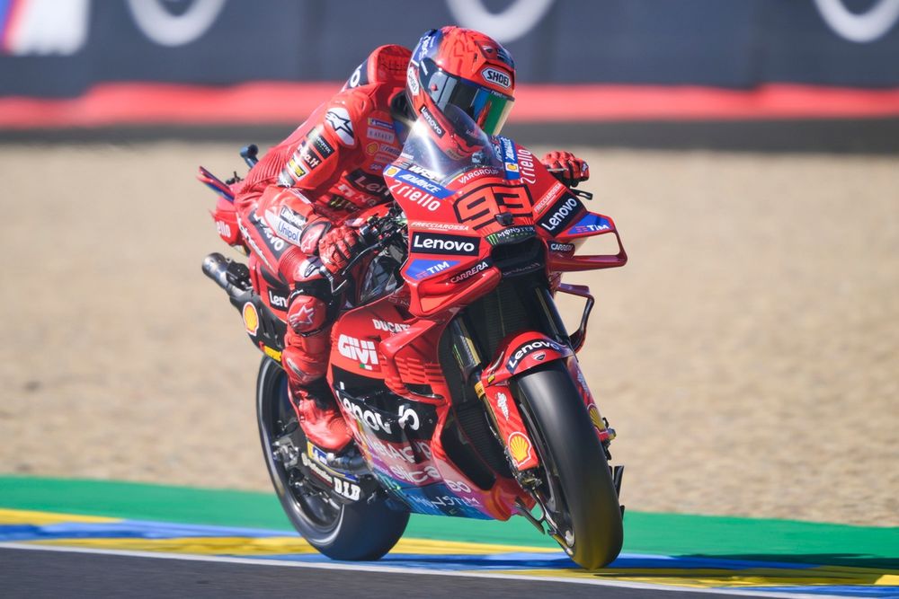 Sexta victoria de Márquez al sprint; caída de Bagnaia