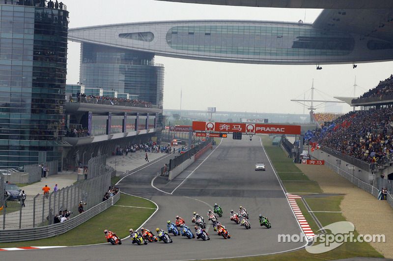 Start: Casey Stoner and Colin Edwards battle for the lead