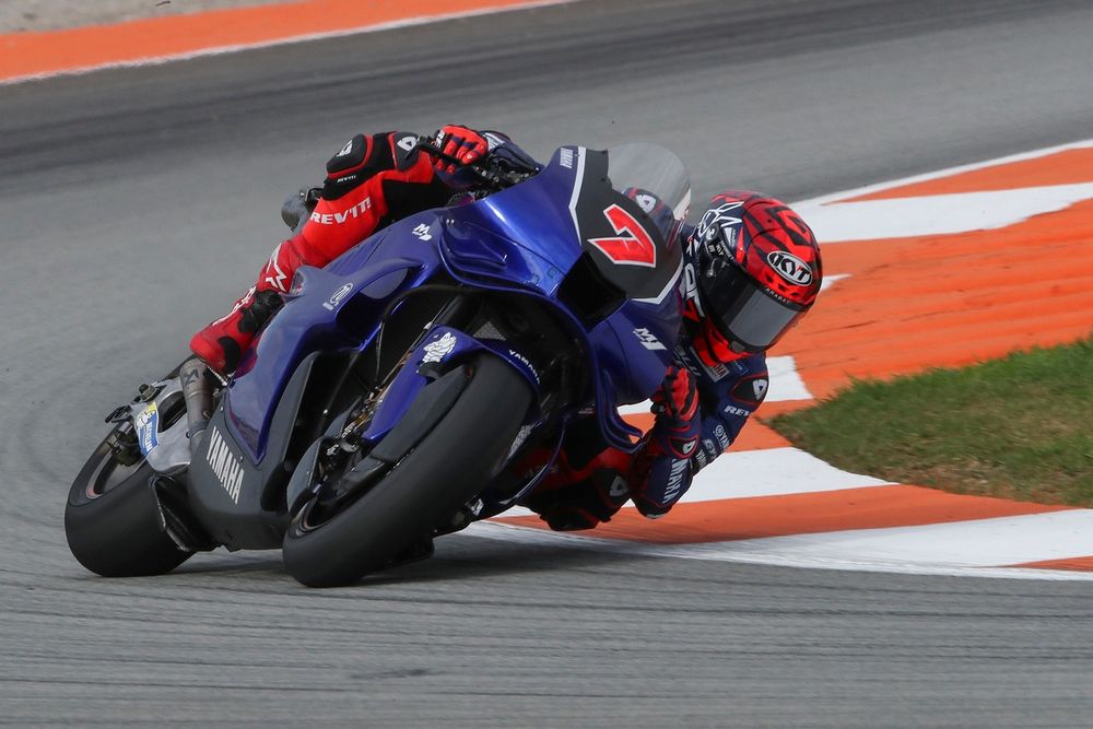 Augusto Fernández racete dit weekend al met de Yamaha V4, volgend jaar doen alle Yamaha-rijders dat. 