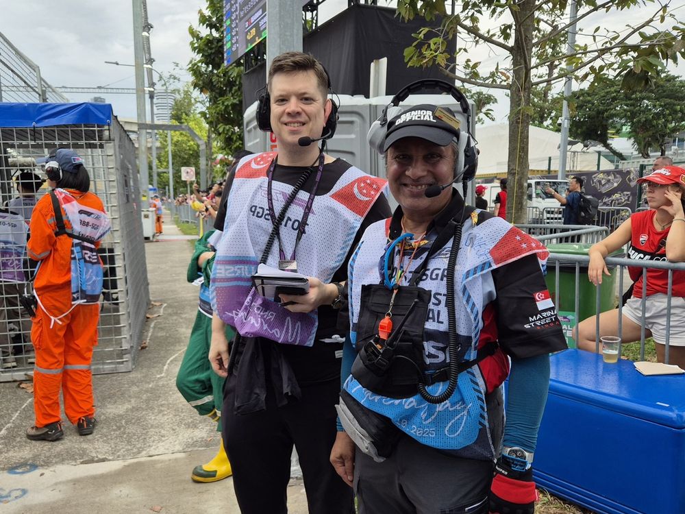 F1 reporter Filip Cleeren with sector chief Ganesh Radhakrishnan at the Singapore Grand Prix