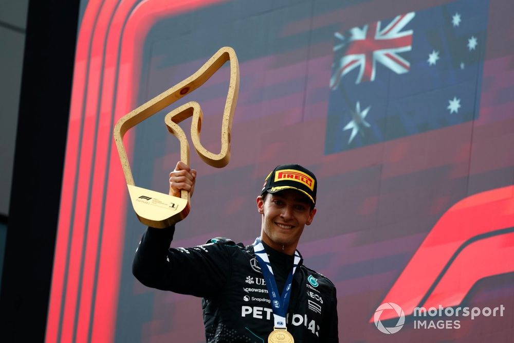 Podio: ganador George Russell, Mercedes-AMG F1 Team