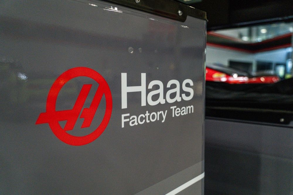 Haas factory team logo on equipment (1)