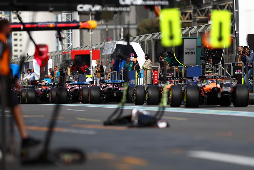 Lewis Hamilton, Ferrari, Lando Norris, McLaren, Oscar Piastri, McLaren