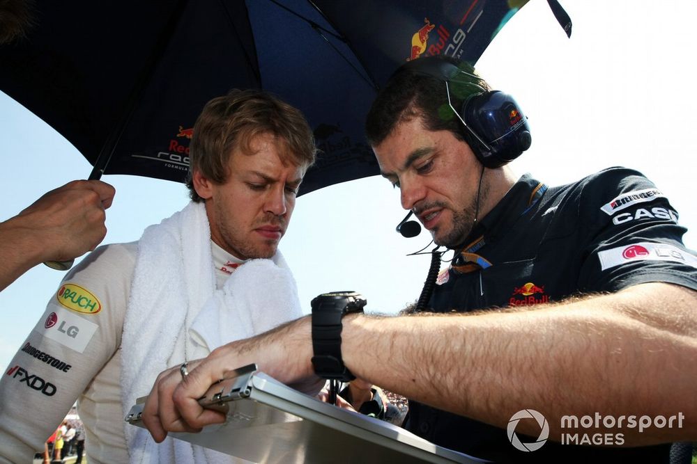 Sebastian Vettel, da Red Bull Racing, conversa com seu engenheiro Guillaume Rocquelin no grid
