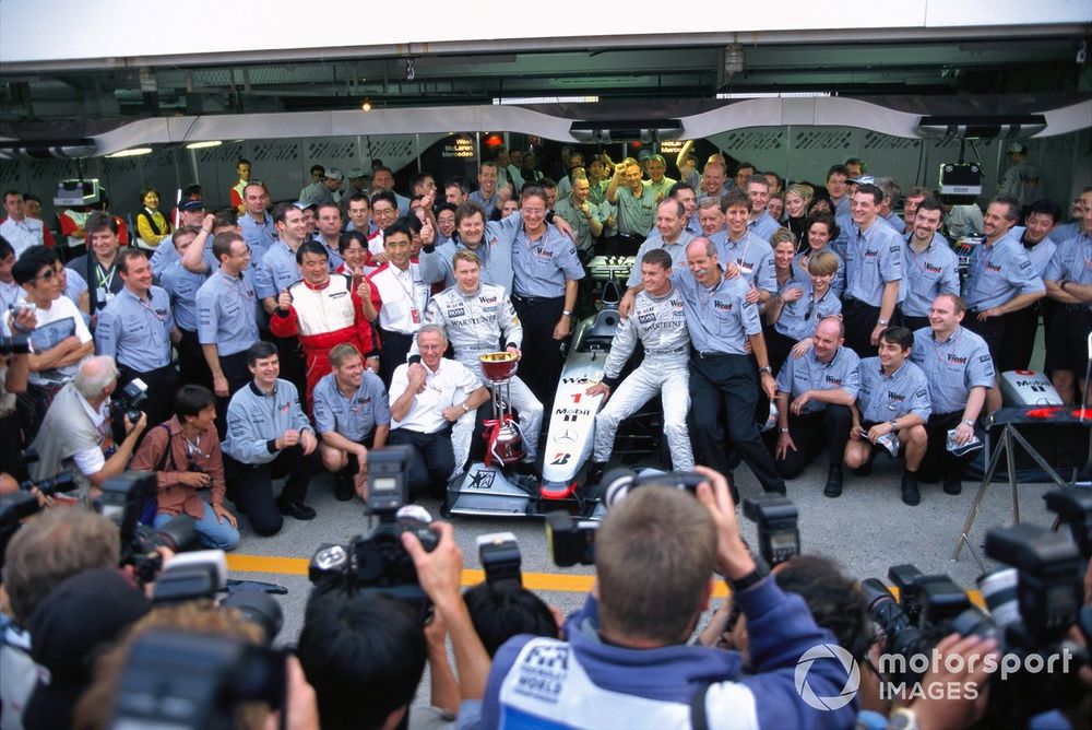 Mika Hakkinen y David Coulthard celebran con el equipo McLaren Mercedes