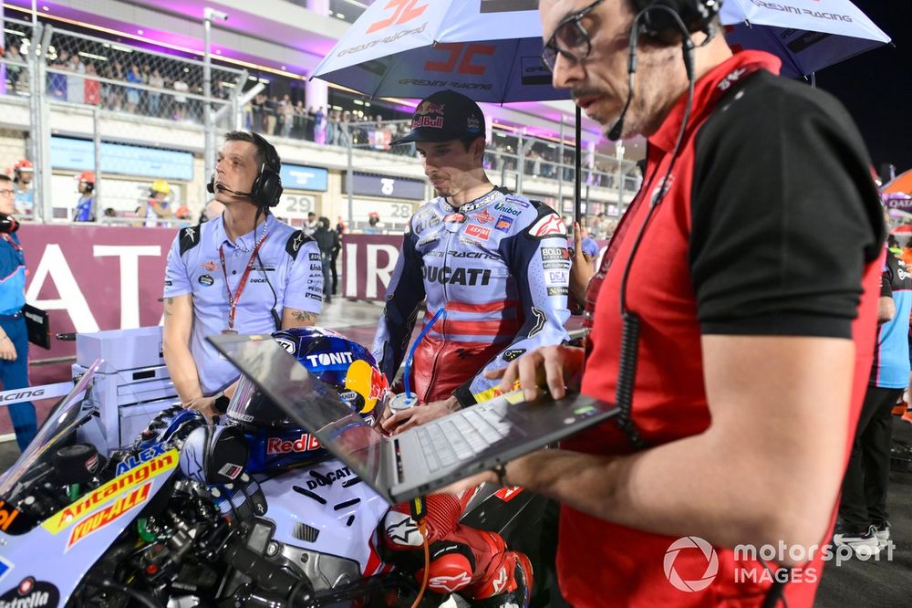 Un ingeniero de Ducati revisa que todo este bien en la moto de Alex Márquez antes de una carrera