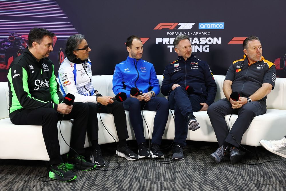 James Key, director técnico de Stake F1 Team Kick Sauber, Laurent Mekies, Team Principal del Visa Cash App Racing Bulls, Oliver Oakes, Team Principal de Alpine F1, Christian Horner, Team Principal de Oracle Red Bull Racing, y Zak Brown, CEO de McLaren