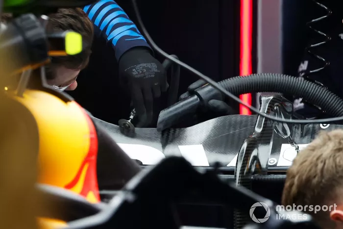 https://cdn.motorsport.com/images/mgl/01Wm8GqY/s700/mechanics-of-red-bull-racing-w.webp