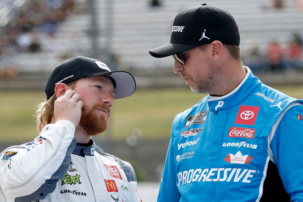 Tyler Reddick, 23XI Racing Toyota, Denny Hamlin, Joe Gibbs Racing Toyota