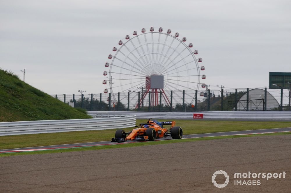 Fernando Alonso tussen Degner 1 en Degner 2.