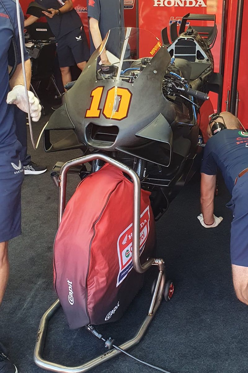 La Honda HRC di Luca Marini che è apparsa nei test di Misano: si nota l'aletta biplano al lato della sella